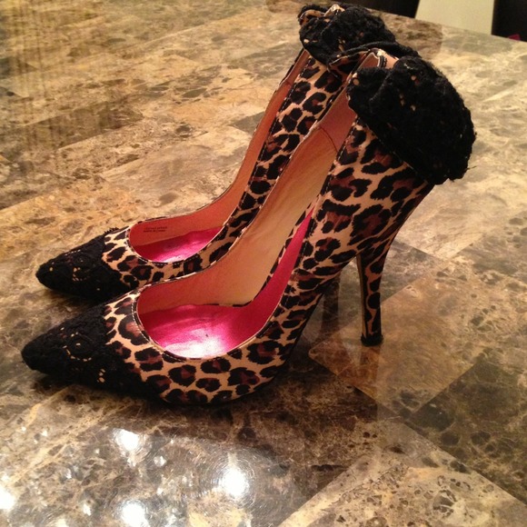 Pointed Toe Pumps - Picture 4 of 4