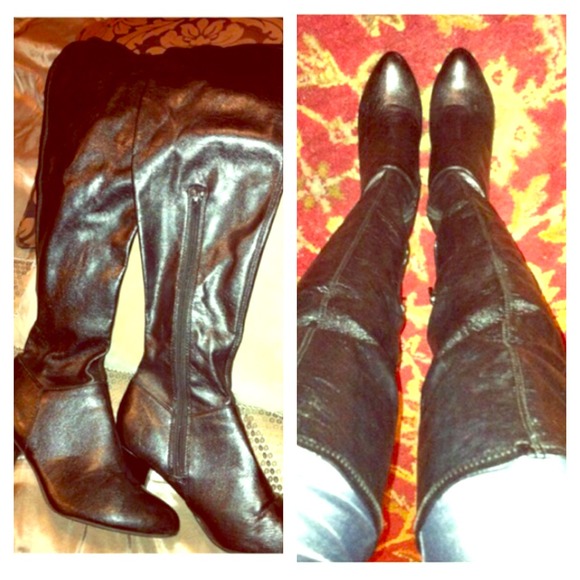 🌟🌟PRICED TO SELL🌟🌟Over the knees black boots.
