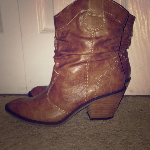 Brown short cowgirl boots!