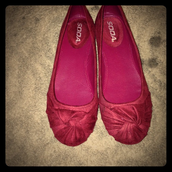 Cute berry colored flats!