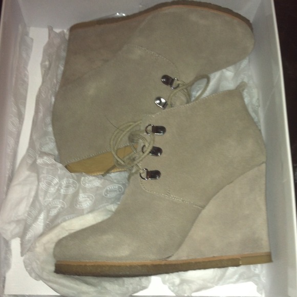 Steve Madden beige suede wedges size 7.5