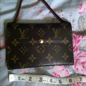 FAKE Louis Vuitton clutch