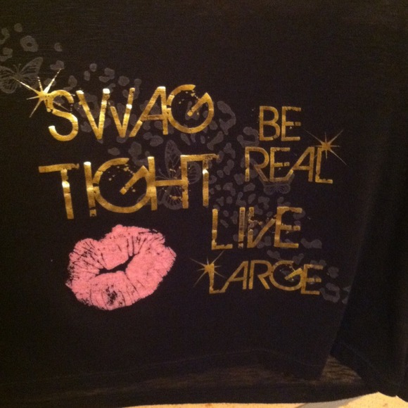 A crop top - Picture 2 of 2