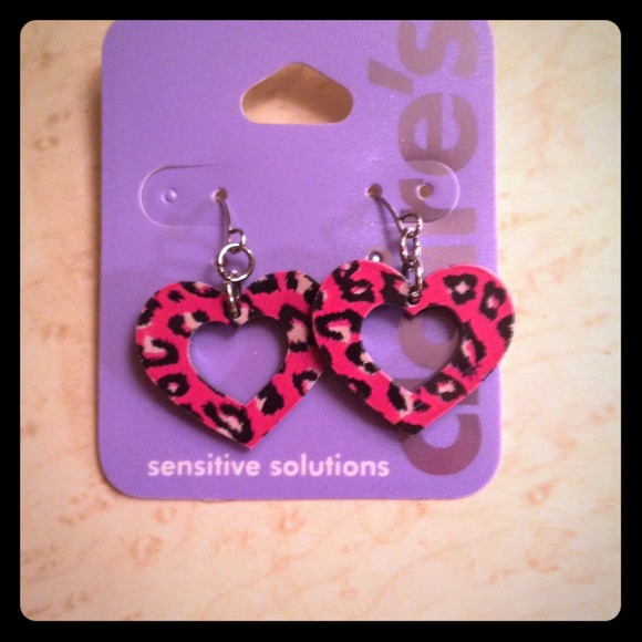 Heart shaped cheetah earrings - Picture 1 of 2