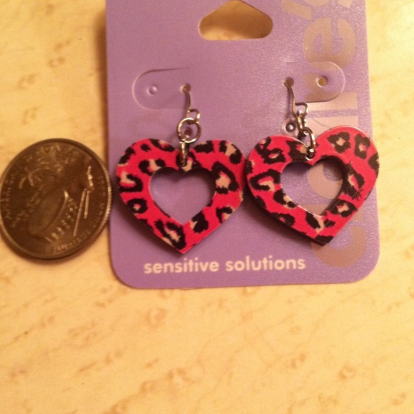 Heart shaped cheetah earrings - Picture 2 of 2