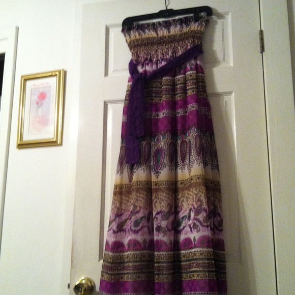 Cute strapless dress w crochet sash!