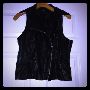 Bebe leatherette vest blk size med