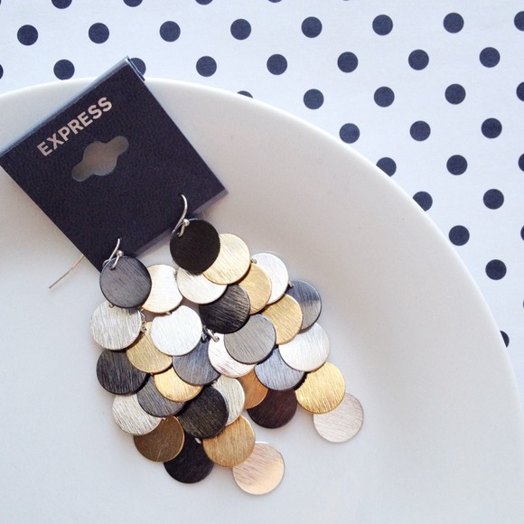 ❌SOLD in Bundle Express Dangling Earrings.
