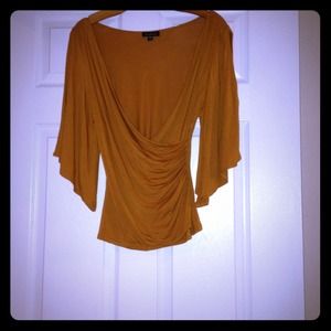 Bebe deep v top with key hole shoulders size small