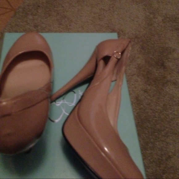 Light pink Guess heels - Picture 2 of 3