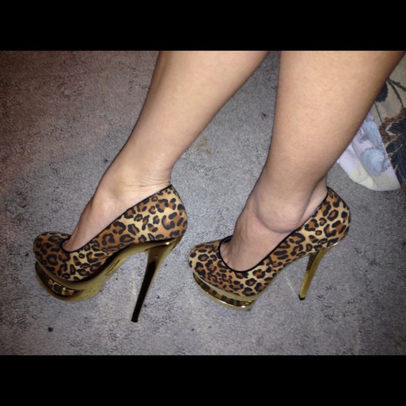 HOLD til 28th ✋✋Gold leopard pumps
