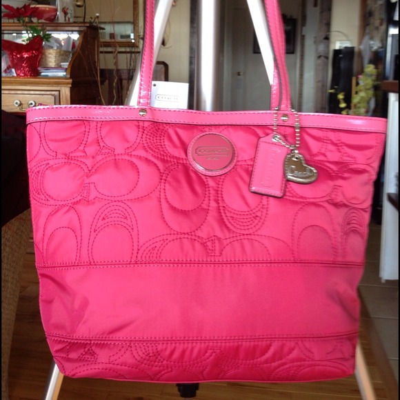 📌Reserved📌 yvonne004 NWT coach signature strip