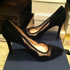 Beautiful & chic suede black pumps w sheer detail
