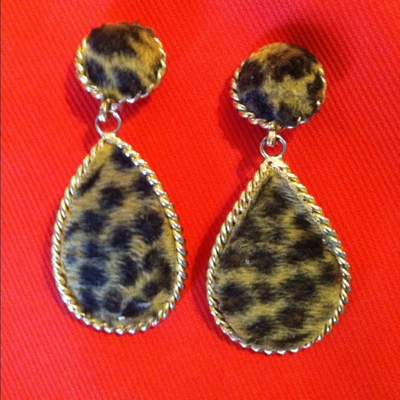 REDUCED Fun leopard print clip on earrings.