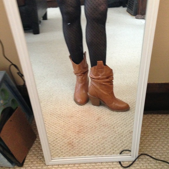 Tan booties size 6 - Picture 2 of 4