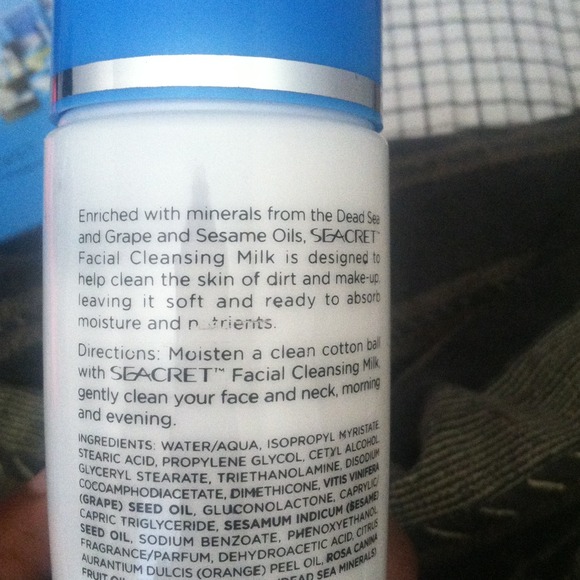 Facial cleansing milk - Picture 2 of 2