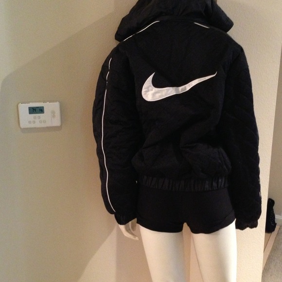 Beautiful Nike jacket with removable hoody!! - Picture 3 of 4