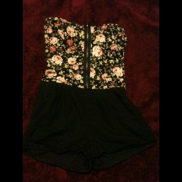 Floral Romper RESERVED FOR @katlovesmakeup 💕