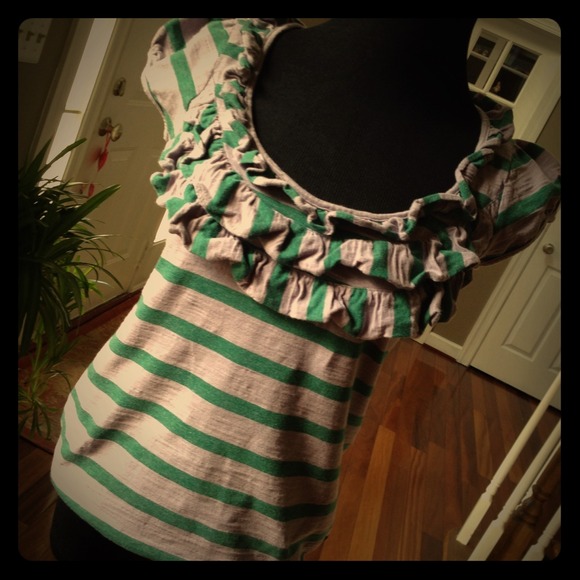 💰SOLD💰Stripe w/ ruffle neckline top