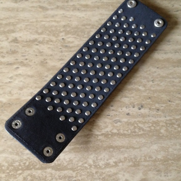 STUNNING! Rhinestone cuff bracelet - Picture 4 of 4