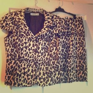 Tahari 2 piece Leopard print suit. Sz 12.