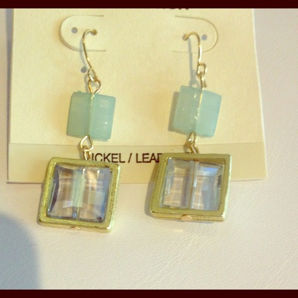 Crystal earring. Mint color. NEW.