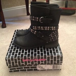 Dirty laundry short boots