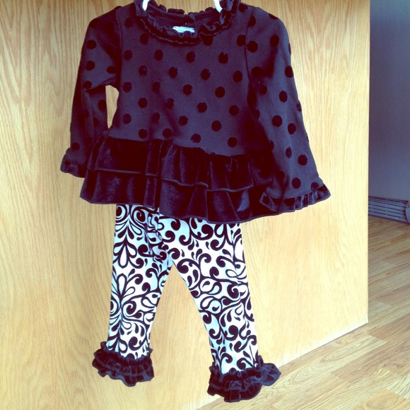 Mudpie black and white velour outfit.