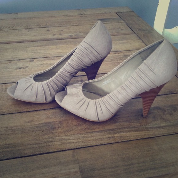 Nude pumps
