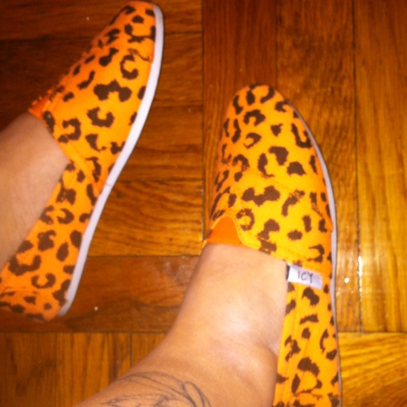 Shoes - SALE Orange leopard flats