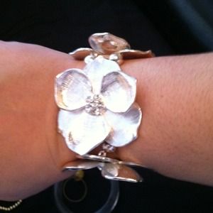 ✂Reduced✂Silver flower bracelet