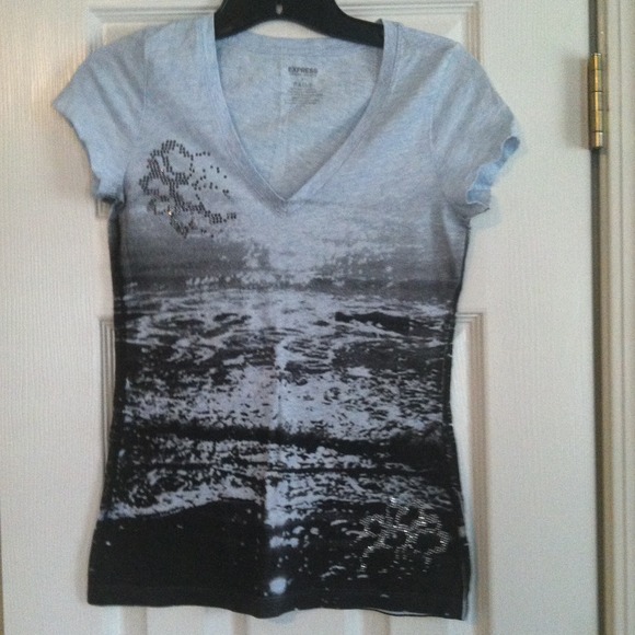 Express V-Neck graphic tee size small