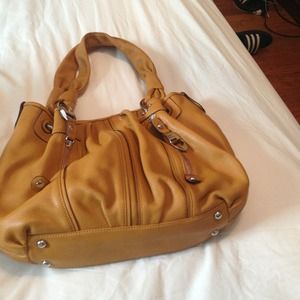 Makowosky leader Purse