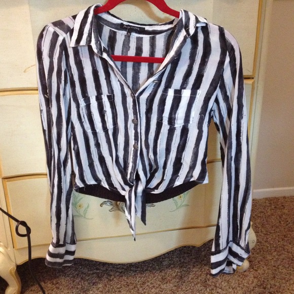 ⛔Sold⛔Collared crop top!