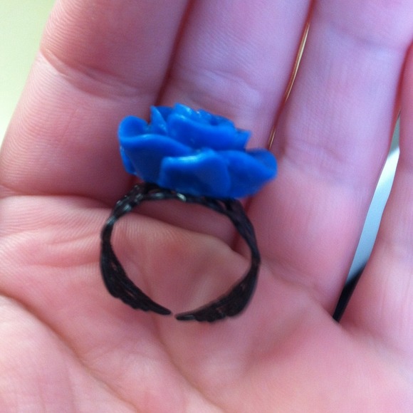 Adjustable flower ring! - Picture 3 of 3