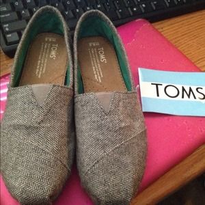 TOMS size 6.5 CUTE herringbone slip-ons!!!