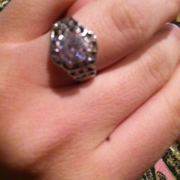 Weddin ring - Picture 3 of 3