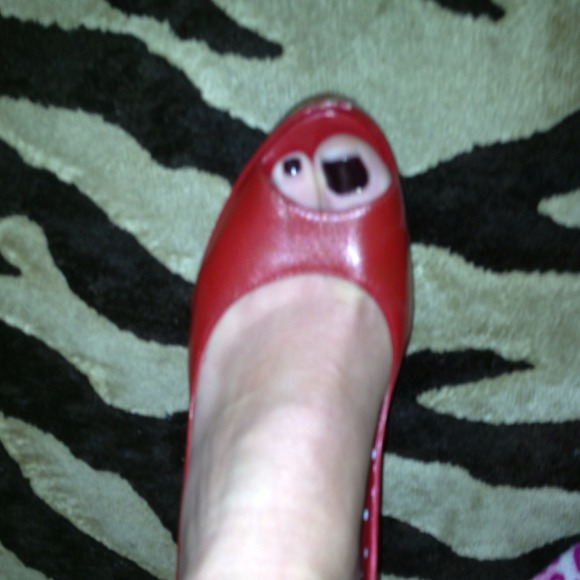 Size 7 1/2 Bakers Red heels - Picture 2 of 4