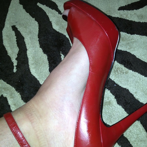 Size 7 1/2 Bakers Red heels - Picture 3 of 4