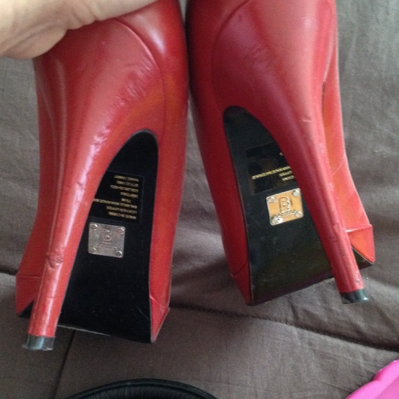 Size 7 1/2 Bakers Red heels - Picture 4 of 4