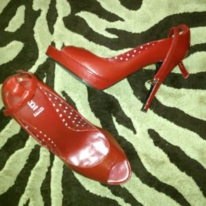 Size 7 1/2 Bakers Red heels