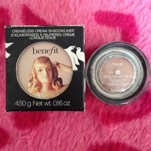 ⛔Sold⛔Benefit creaseless cream shadow in RSVP