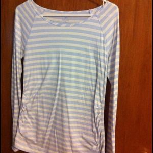 gap maternity shirt size medium