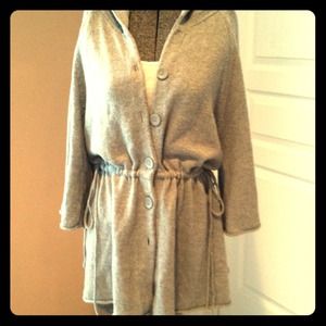 **SOLD ** Gap size med drawstring sweater whood