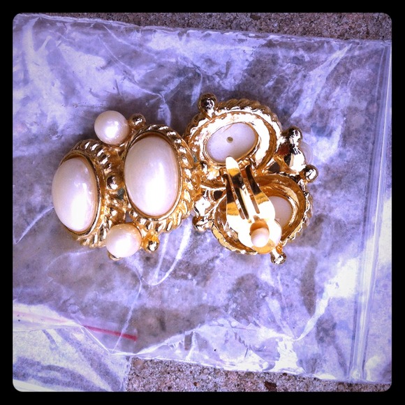 Classic beauty clip on