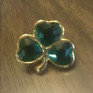 Clover pin