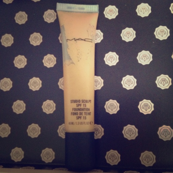 ⛔Sold⛔MAC studio sculpt foundation in NC30