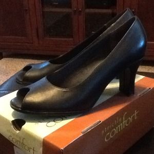 Black Strictly Comfort...sz 6 1/2