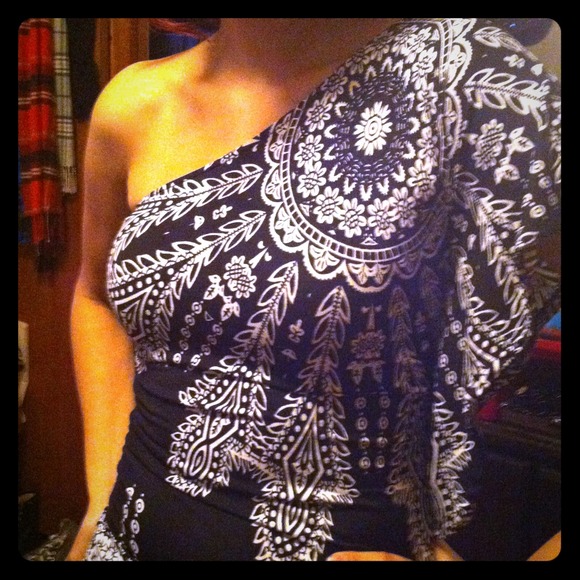 ❌SOLD❌Super cute one shoulder top