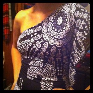 ❌SOLD❌Super cute one shoulder top